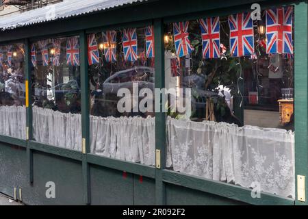 New York, Usa. 06. Mai 2023. NEW YORK, NEW YORK - 6. MAI: Gäste speisen am 6. Mai 2023 in New York City im britischen Tea & Sympathy Restaurant in Manhattans Greenwich Village. Die Krönung Karls III. Und seiner Frau Camilla als König und Königin des Vereinigten Königreichs Großbritannien und Nordirland und der anderen Commonwealth-Reiche findet heute in Westminster Abbey statt. Karl trat am 8. September 2022 auf den Thron, nach dem Tod seiner Mutter, Elizabeth II. Kredit: Ron Adar/Alamy Live News Stockfoto