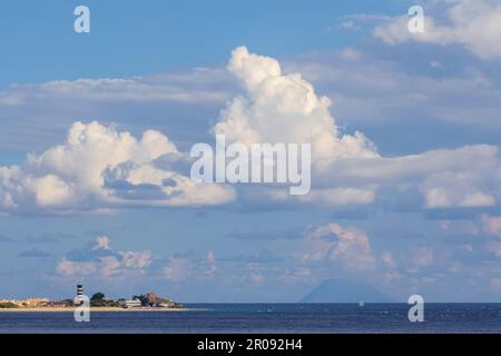 Capo Peloro Leuchtturm in Punta del Faro an der Meerenge von Messina, nordöstlichste Landzunge Siziliens, Italien Stockfoto