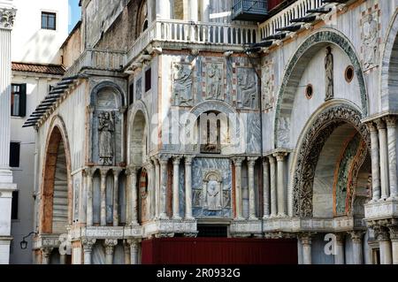 Architektonische Details der Basilika San Marco in Venedig, eines der bewundernswertesten Symbole der künstlerischen und architektonischen Schönheit Italiens Stockfoto