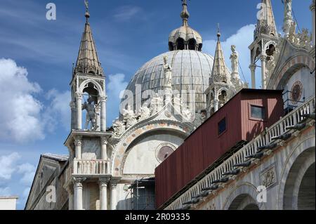 Architektonische Details der Basilika San Marco in Venedig, eines der bewundernswertesten Symbole der künstlerischen und architektonischen Schönheit Italiens Stockfoto