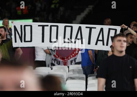 London, Großbritannien. 7. Mai 2023. Die Fans von Manchester United halten während des Spiels der Premier League im Londoner Stadion ein Schild mit der Aufschrift „No to Qatar“ hoch. Das Bild sollte lauten: Paul Terry/Sportimage Credit: Sportimage Ltd/Alamy Live News Stockfoto