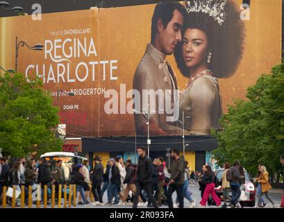 Bukarest, Rumänien. 3. Mai 2023: Extra großes Werbebanner Queen Charlotte: A Bridgerton Story, TV Mini Series, wird im Unirea Shop gezeigt Stockfoto