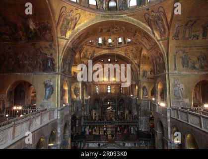 Die herrlichen Innenräume der Basilika San Marco in Venedig, eines der bewundernswertesten Symbole der künstlerischen und architektonischen Schönheit Italiens Stockfoto