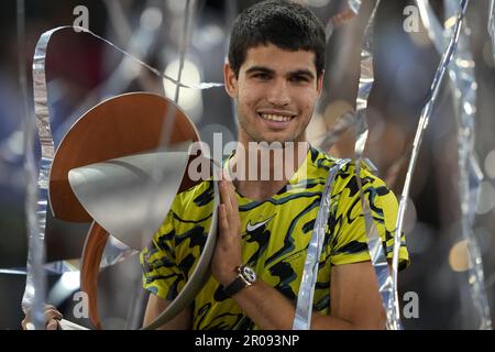 Madrid, Spanien. 07. Mai 2023. Carlos Alcaraz aus Spanien hält die Trophäe hoch, nachdem er am Sonntag, den 7. Mai, das Finale der 2023 Mutua Madrid Open gegen Lennard Struff aus Deutschland im Stadion Caja Magica in Madrid, Spanien, gewonnen hat. 2023. Foto: Paul Hanna/UPI Credit: UPI/Alamy Live News Stockfoto