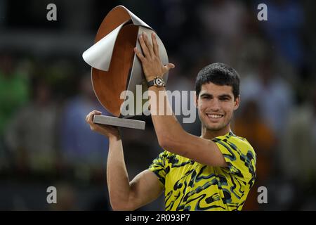 Madrid, Spanien. 07. Mai 2023. Carlos Alcaraz aus Spanien hält die Trophäe hoch, nachdem er am Sonntag, den 7. Mai, das Finale der 2023 Mutua Madrid Open gegen Lennard Struff aus Deutschland im Stadion Caja Magica in Madrid, Spanien, gewonnen hat. 2023. Foto: Paul Hanna/UPI Credit: UPI/Alamy Live News Stockfoto