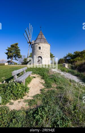 Montfuron Windmill (Moulin Saint-Elzear de Montfuron) in Provence, Alpes-de-Haute-Provence, Frankreich Stockfoto