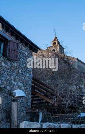 Mittelalterlicher Glockenturm in der Skyline einer ländlichen Stadt in Bellver de Cerdanya, Katalonien Stockfoto