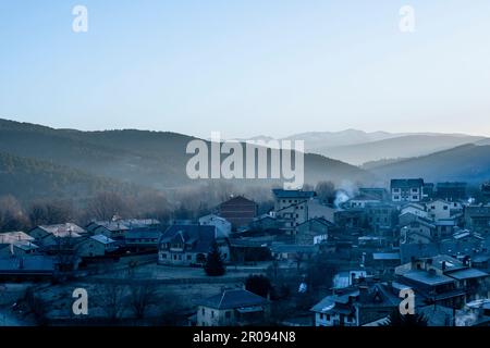 Wunderschöne Sonnenaufgangslandschaft in einem Bergdorf in Bellver de Cerdanya, Girona, Katalonien Stockfoto