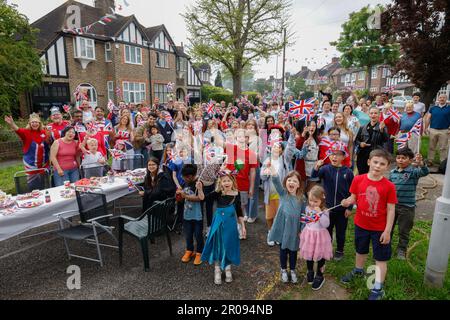 New Malden, Großbritannien. 07. Mai 2023. New Malden, SW London, Großbritannien. 7. Mai 2023. Eine Straßenparty in den Vorstädten, um die Krönung von König Karl III. Zu feiern Kredit: Andy Sillett/Alamy Live News Stockfoto