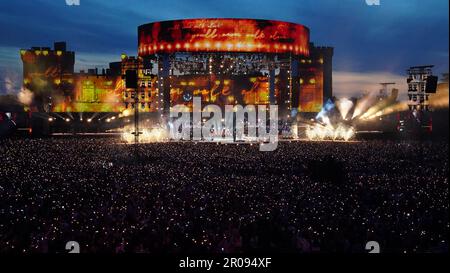 Bryn Terfel und Andrea Bocelli singen You'll Never Walk alone beim Krönungskonzert, das auf dem Gelände von Windsor Castle, Berkshire, stattfindet, um die Krönung von König Karl III. Und Königin Camilla zu feiern. Foto: Sonntag, 7. Mai 2023. Stockfoto