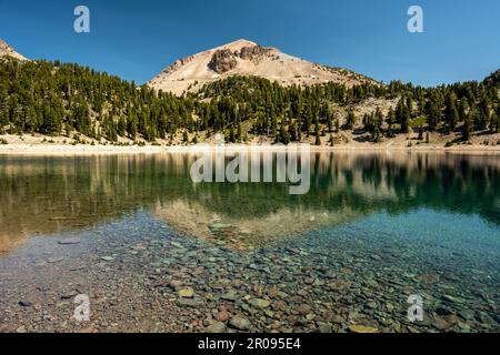 Farbenfrohe Felsen unter der Oberfläche des Helensees im Lassen Volcanic National Park Stockfoto