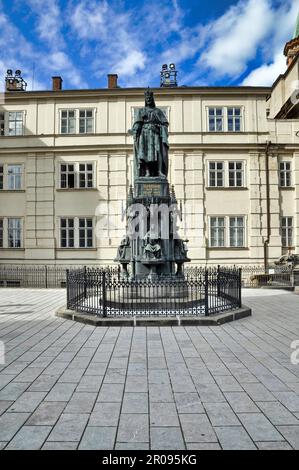 Die Statue von König Karl IV. Befindet sich in der Nähe der Karlsbrücke in der Stadt Prag, Tschechische Republik. Stockfoto