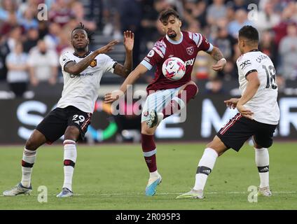 London, Großbritannien. 7. Mai 2023. Lucas Paquetá von West Ham United kontrolliert den Ball, während Aaron Wan-Bissaka von Manchester United und Casemiro von Manchester United während des Premier League-Spiels im London Stadium, London, den Ball herausfordern. Das Bild sollte lauten: Paul Terry/Sportimage Credit: Sportimage Ltd/Alamy Live News Stockfoto