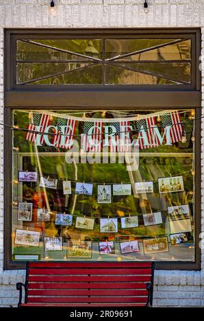 Historische Fotos hängen im Fenster von Brodie's Cream & Bean, das sich im alten State Bank Silverhill-Gebäude am 30. April 2023 in Silverhill, Alabama, befindet. Stockfoto