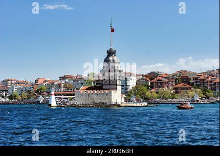 Maiden's Tower oder Kiz Kulesi in der Mitte am Bosporus, Istanbul Stockfoto