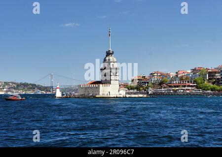 Maiden's Tower oder Kiz Kulesi in der Mitte am Bosporus, Istanbul Stockfoto