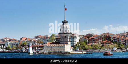 Maiden's Tower oder Kiz Kulesi in der Mitte am Bosporus, Istanbul Stockfoto