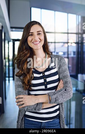 Sie müssen nie aufhören, Ihre Fähigkeiten zu verbessern, um voranzukommen. Porträt einer jungen Geschäftsfrau, die in einem Büro steht. Stockfoto