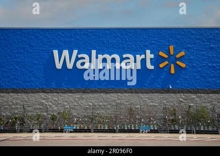 Liebe Güte, Kansas. Walmart Store Logo mit Gartenprodukten zum Verkauf. Stockfoto