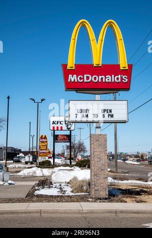 Roseville, Minnesota. Fastfood-Streifen mit McDonald's, KFC und Arby's. Stockfoto