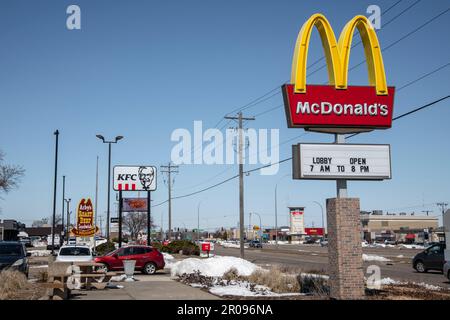 Roseville, Minnesota. Fastfood-Streifen mit McDonald's, KFC und Arby's. Stockfoto