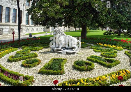 Der luxuriöse Dolmabahce-Palast, ein Juwel am Ufer der Bosphäre in Istanbul, war der Sitz der osmanischen Sultane Stockfoto