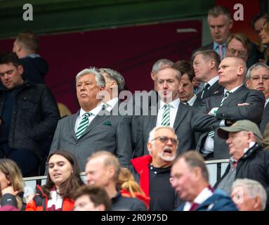 Edinburgh, Großbritannien. 07. Mai 2023. 7. Mai 2023; Tynecastle Park, Edinburgh, Schottland: Scottish Premiership Football, Hearts versus Celtic; Celtic Chairman Peter Lawwell und CEO Michael Nicholson sehen vom Stand aus. Credit: Action Plus Sports Images/Alamy Live News Stockfoto