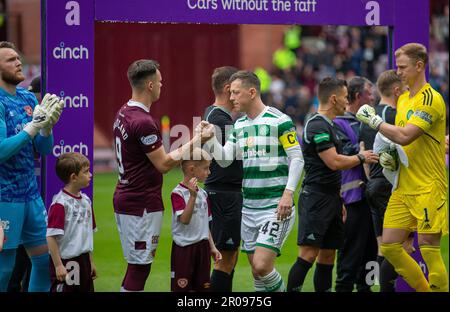 Edinburgh, Großbritannien. 07. Mai 2023. 7. Mai 2023; Tynecastle Park, Edinburgh, Schottland: Scottish Premiership Football, Hearts versus Celtic; Captains Lawrence Shankland von Heart of Midlothian und Callum McGregor von Celtic begrüßen sich gegenseitig mit einem Händeschütteln vor dem Spiel Credit: Action Plus Sports Images/Alamy Live News Stockfoto