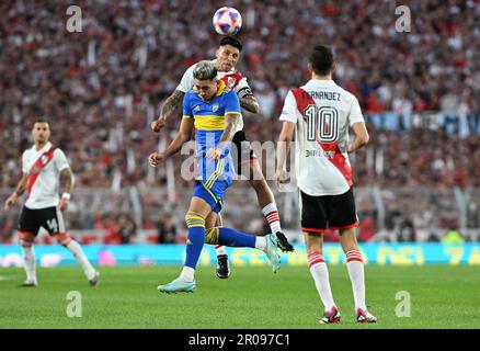 Buenos Aires, Argentinien, 07. Mai 2023. Enzo Perez von River Plate kämpft für den Besitz mit Luis Vazquez von Boca Juniors während des Spiels zwischen River Plate und Boca Juniors um die argentinische Meisterschaft 2023 im Monumental de Nunez Stadion in Buenos Aires am 07. Mai. Foto: Luciano Bisbal/DiaEsportivo/Alamy Live News Stockfoto