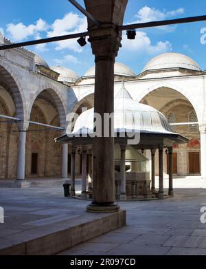 Die Shehzade-Moschee (Istanbul) ist ein Meisterwerk der osmanischen Architektur, erbaut im Jahr 1548 auf Geheiß von Sultan Suleiman dem herrlichen Stockfoto