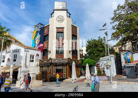 TORREMOLINOS, SPANIEN - 4. MAI 2023: Uhrenturm im Stadtzentrum von Torremolinos, Spanien, am 4. Mai 2023 Stockfoto