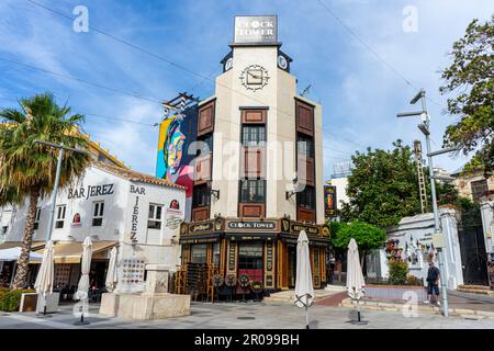 TORREMOLINOS, SPANIEN - 4. MAI 2023: Uhrenturm im Stadtzentrum von Torremolinos, Spanien, am 4. Mai 2023 Stockfoto