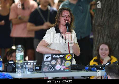 Der elektronische Musiker Marc Ribellet führt am 7. Mai 2023 in New York ein spontanes Konzert im McCarren Park im Stadtviertel Greenpoint von Brooklyn auf Stockfoto