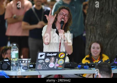 Der elektronische Musiker Marc Ribellet führt am 7. Mai 2023 in New York ein spontanes Konzert im McCarren Park im Stadtviertel Greenpoint von Brooklyn auf Stockfoto