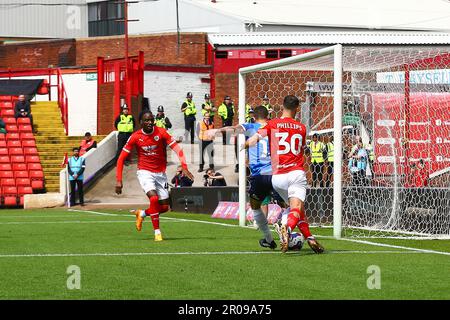 Oakwell Stadium, Barnsley, England - 7. Mai 2023 Oliver Norburn (18) von Peterborough United hält Adam Phillips (30) mit Devante Cole (44) von Barnsley auf - während des Spiels Barnsley gegen Peterborough United, Sky Bet League One, 2022/23, Oakwell Stadium, Barnsley, England - 7. Mai 2023 Guthaben: Arthur Haigh/WhiteRosePhotos/Alamy Live News Stockfoto