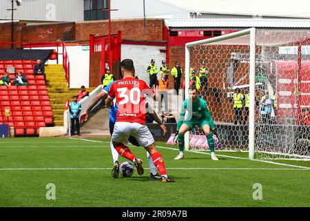 Oakwell Stadium, Barnsley, England - 7. Mai 2023 Oliver Norburn (18) von Peterborough United hält Adam Phillips (30) von Barnsley zurück - während des Spiels Barnsley gegen Peterborough United, Sky Bet League One, 2022/23, Oakwell Stadium, Barnsley, England - 7. Mai 2023 Kredit: Arthur Haigh/WhiteRoseseth Live Photos/Alamy News Stockfoto