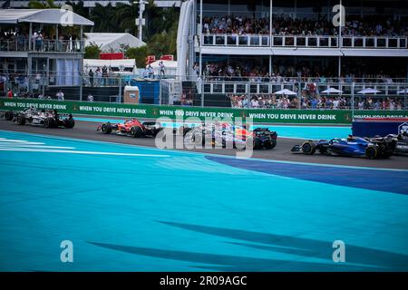 Miami Gardens, Florida, USA. 7. Mai 2023 Wettkampftag. Starting Grid, F1 Grand Prix von Miami am Miami International Autodrome am 7. Mai 2023 in Miami Gardens, Florida, USA. Gewinner des Miami Grand Prix F1: Erster Platz 1 Max Verstappen (NED) Red Bull Racing, zweiter Platz 11 Sergio Perez (MEX) Red Bull Racing, Dritter Platz 14 Fernando Alonso (ESP) Aston Martin. Constructors Cup: Red Bull Racing. Kredit: Yaroslav Sabitov/YES Market Media/Alamy Live News. Stockfoto