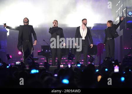 Mark Owen (rechts), Howard Donald (links) und Gary Barlow (2. von links) von Take That, treten Sie mit Callum Scott (2. von rechts) auf dem Krönungskonzert auf dem Gelände von Windsor Castle, Berkshire, auf, um die Krönung von König Karl III. Und Königin Camilla zu feiern. Foto: Sonntag, 7. Mai 2023. Stockfoto