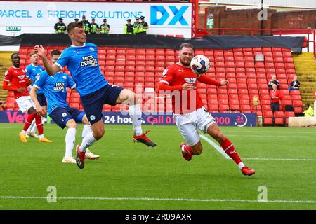 Oakwell Stadium, Barnsley, England - 7. Mai 2023 James Norwood (9) of Barnsley is Challenge by Harrison Burrows (16) of Peterborough United - während des Spiels Barnsley gegen Peterborough United, Sky Bet League One, 2022/23, Oakwell Stadium, Barnsley, England - 7. Mai 2023 Kredit: Arthur Haigh/Whiteamy Live Photos News Stockfoto