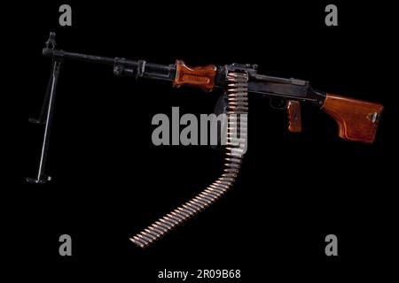 Leichtes Maschinengewehr Degtyarev RPD (Muster 1944) auf schwarzem Hintergrund Stockfoto