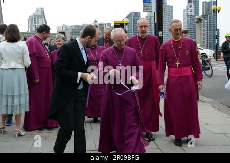 Ein entspannter Justin Welby fährt zwanglos über die Lambeth Bridge auf dem Weg zur Krone von König Charles III. In Westminster Abbey. Er musste seinen Ausweis aufsetzen! Stockfoto
