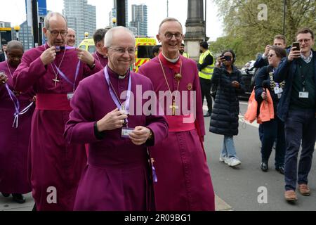 Ein entspannter Justin Welby, der sich auf dem Weg zur Krone von König Karl III. In Westminster Abbey an der Lambeth Bridge befindet. Ich mache eine Pause, um seinen Ausweis zu tragen. Stockfoto