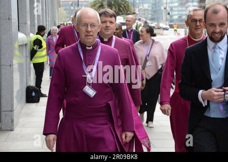 Erzbischof von Canterbury Justin Welby geht nach Westminster Abbey, um seine Pflichten bei der Krönung von König Karl III. Zu erfüllen Stockfoto