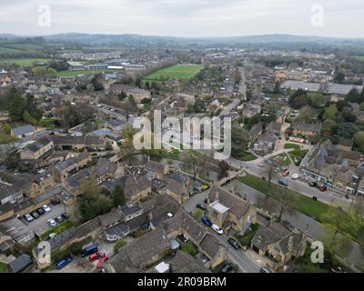 Bourton on the Water Cotswold Village UK Drohne aus der Vogelperspektive im Frühling Stockfoto