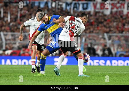 Buenos Aires, Argentinien, 07. Mai 2023. Emanuel Mammana von River Plate kämpft für den Besitz mit Luis Vazquez von Boca Juniors während des Spiels zwischen River Plate und Boca Juniors um die argentinische Meisterschaft 2023 im Monumental de Nunez Stadion in Buenos Aires am 07. Mai. Foto: Luciano Bisbal/DiaEsportivo/Alamy Live News Stockfoto