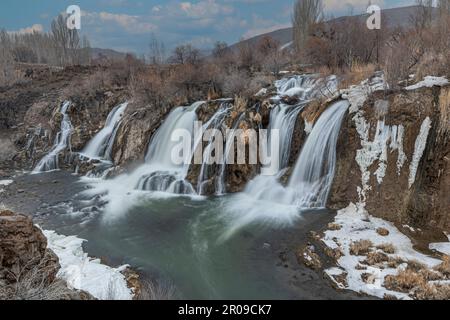 Muradiye Wasserfall im Muradiye District. Van, Türkei. Wunderschöne Wasserfalllandschaft im Winter. Der Wasserfall ist ein Naturwunder in der Nähe von Van Lake. Der berühmte w Stockfoto