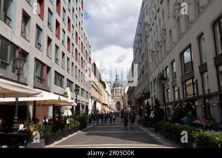 St. Stephans Basilika am Ende einer modernen, von Cafés gesäumten Straße in Budapest, Ungarn Stockfoto