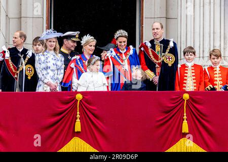 LONDON - Krönung von König Karl III. Und Königin Camilla, 6. Mai 2023. In den Kutschen und auf dem Balkon des Buckingham-Palastes, Prinz William, Prinz von Wales, Catherine, Prinzessin von Wales, Prinz George, Prinzessin Charlotte, Prinzessin Louis, Prinzessin Anne, Timothy Laurence, Prinz Edward Duke of Edinburgh, Sophie Herzogin von Edinburgh, Lady Louise und James Earl von Wessex. Foto: Patrick van Katwijk Stockfoto