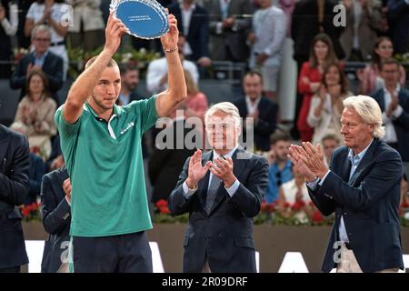 Madrid, Spanien. 07. Mai 2023. Tennis: Mutua Madrid Open Tennisturnier - Madrid, Singles, Männer, ATP-Finale: Carlos Alcaraz (ESP) V Jan-Lennard Struff (GER). Struff sammelt die Trophäe für seinen zweiten Platz im Turnier. Kredit: EnriquePSans/Alamy Live News Stockfoto