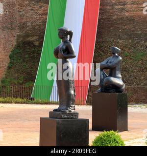 Skulpturen von Sorgini Sergio am Schloss Scaliger, Castello Villafranca, Villafranca di Verona, Italien, 2023. Italienische Flagge Stockfoto